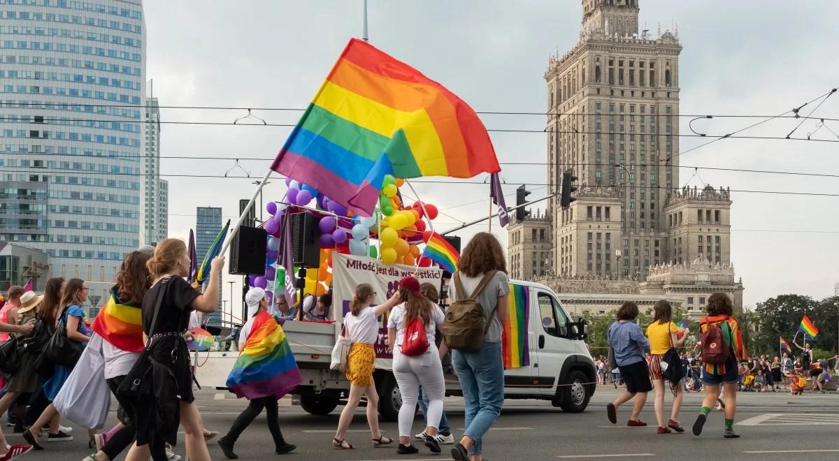 "Wmówić młodym, że jest modna". Tomasz Teluk o ideologii LGBT