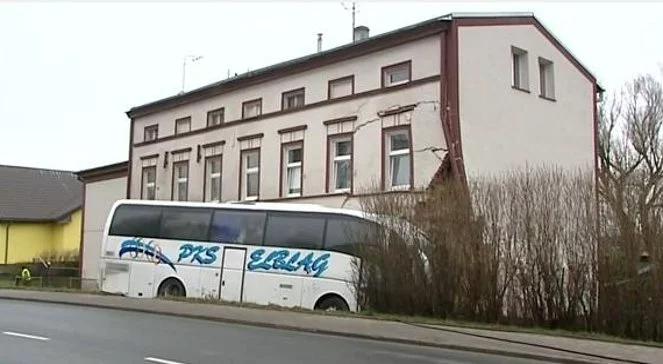 Autobus uderzył w dom w Sianowie. Odbudują budynek