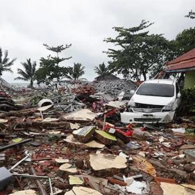 Tsunami spustoszyło część wybrzeży Jawy i Sumatry. Nie żyją 222 osoby