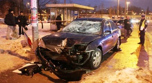 Samochód potrącił ludzi na przystanku