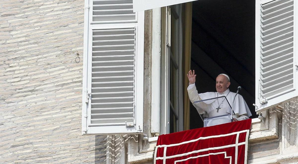 "Mały incydent" opóźnił Anioł Pański. Papież Franciszek utknął na 25 minut w windzie