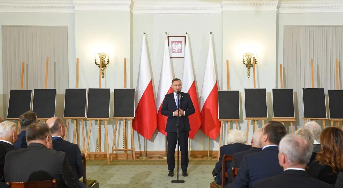 Prezydent podczas wręczenia not identyfikacyjnych: Polska odzyskuje dziś godność