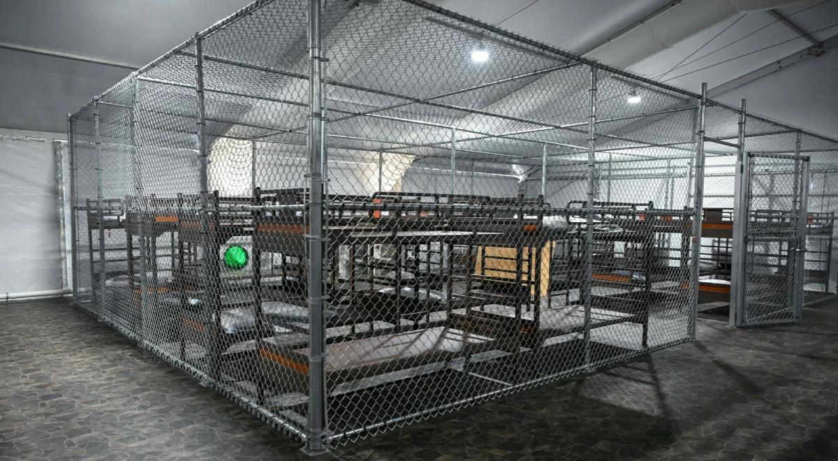 "Aligatorowe Alcatraz" otwarte. Przybyła pierwsza grupa imigrantów