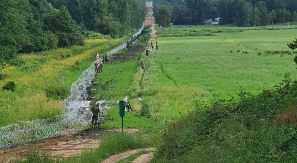 Imigranci przy granicy z Białorusią. Szef MON: wojsko ułożyło ponad 100 km ogrodzenia