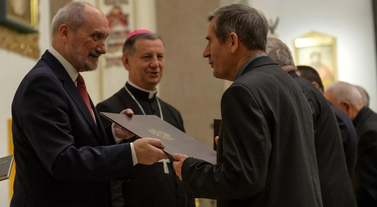 Antoni Macierewicz do alumnów-żołnierzy: nikomu bardziej nie należą się patenty oficerskie