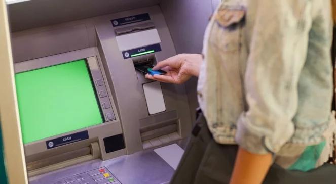 Polacy chcą za darmo korzystać z bankomatów. Dodatkowe opłaty zahamują rozwój usług