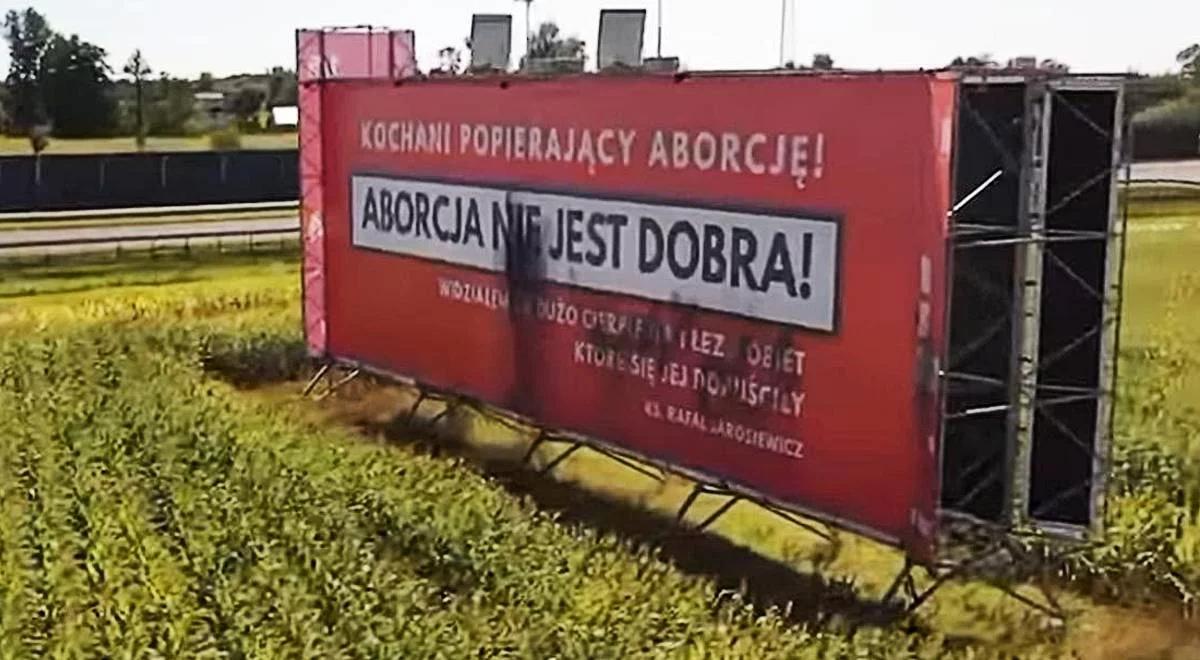 "Odbiera się prawo wyrażania poglądów". Zniszczono największy w kraju baner pro-life