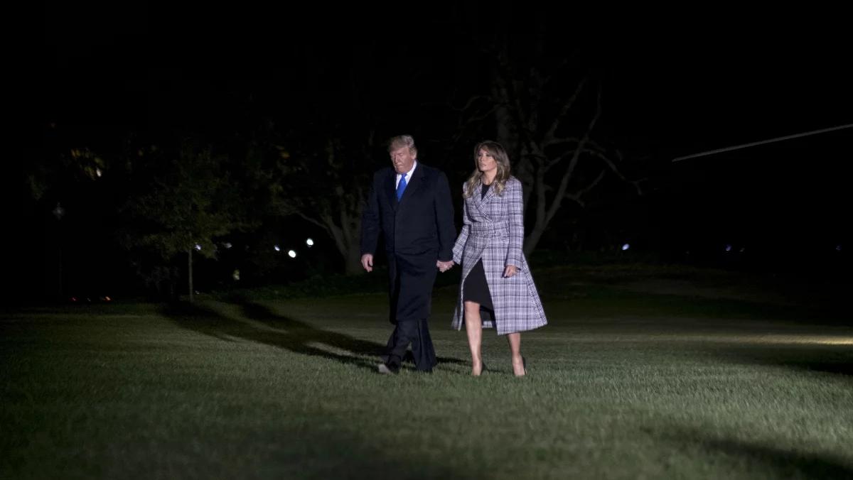 Donald Trump przyleciał na miejsce zamachu w synagodze. Czekały na niego tysiące protestujących