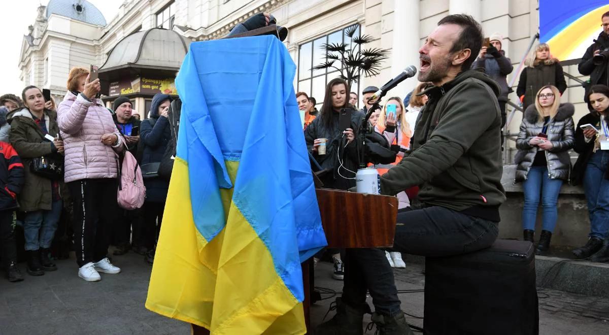 "Przyjechałem, by podnieść morale". Gwiazdor rocka odwiedził żołnierzy na froncie w Donbasie