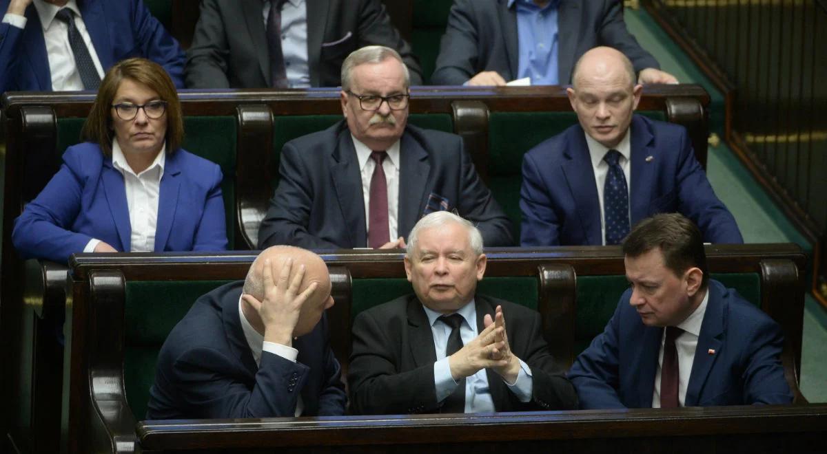 Sejm przyjął ustawę degradacyjną. "Dziś wyrzucamy ich na śmietnik historii"