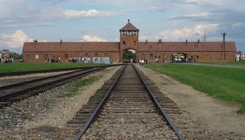 Tablica z Auschwitz odnaleziona, pocięta na części