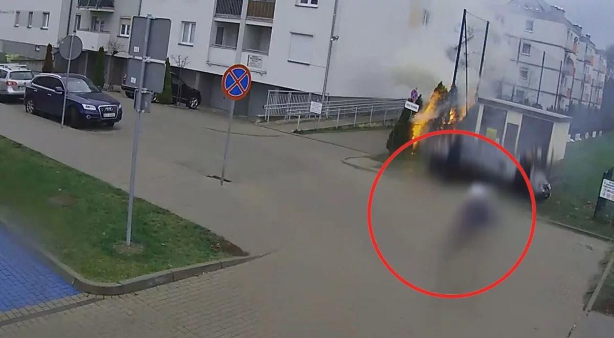 13-latek wzniecał ogień i obserwował strażaków. Nagrała go kamera