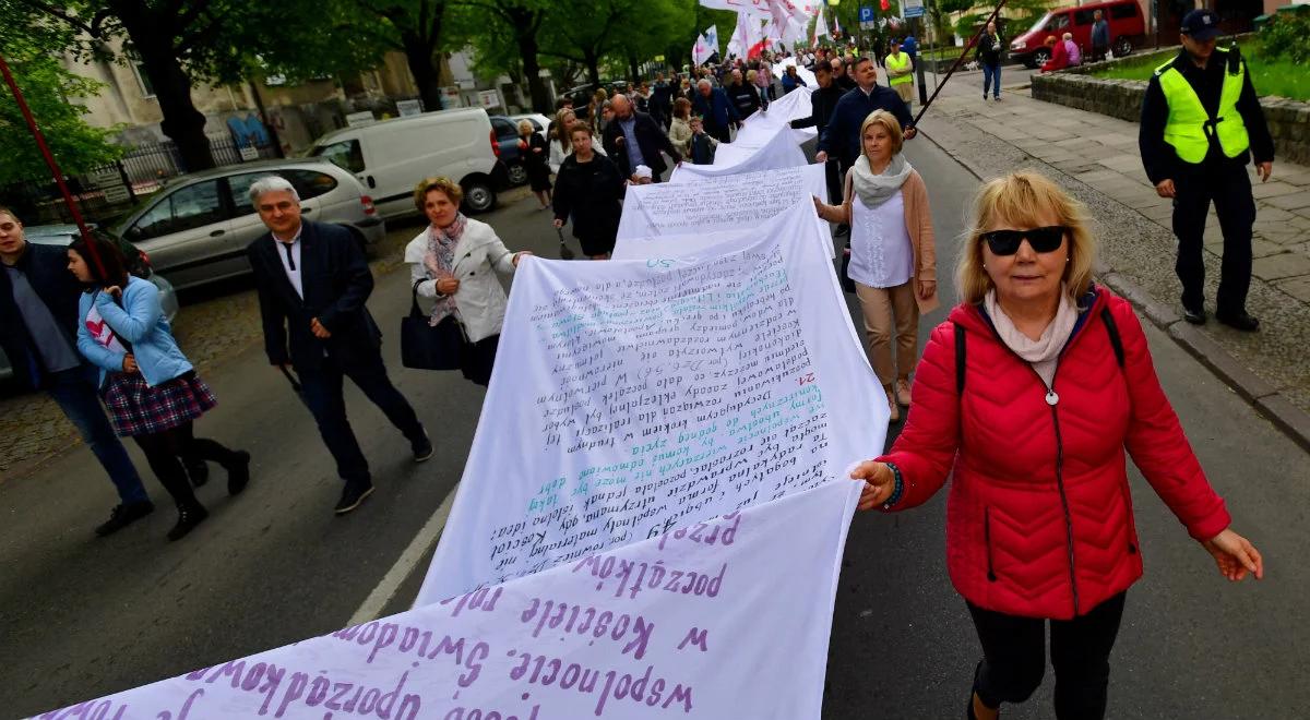 "Trzeba służyć każdemu życiu, począwszy od tego w łonie matki do tego starczego". Franciszek do uczestników Marszu dla Życia w Poznaniu