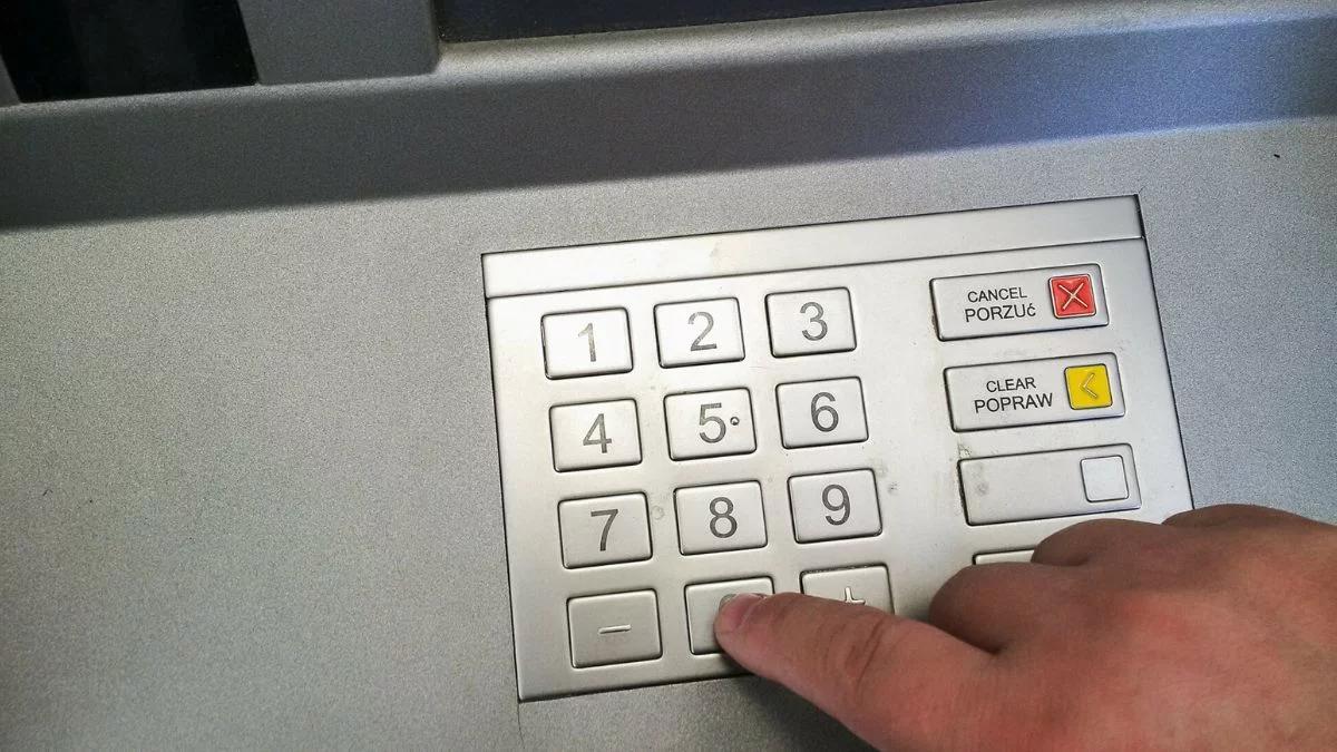 Wpisz odwrócony kod PIN w bankomacie. Wyjaśniamy, co się stanie