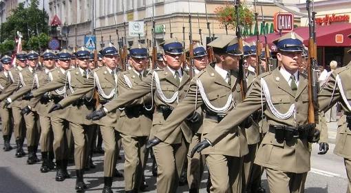 PiS chce zwiększenia budżetu armii. "Mniej urzędników, więcej ochotników"