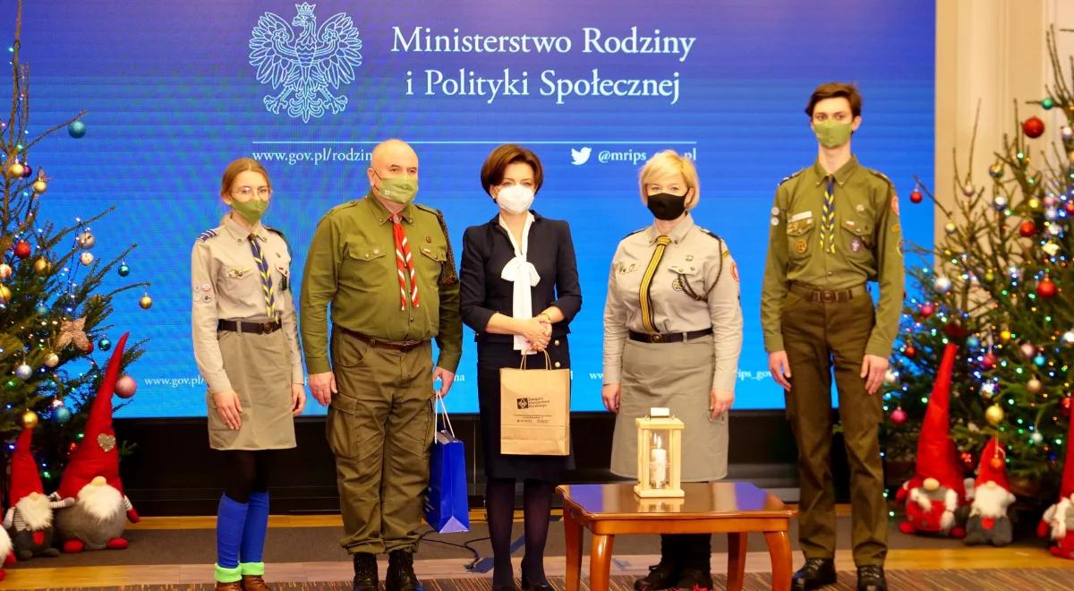 "Jest nam teraz bardzo potrzebne". Marlena Maląg odebrała Betlejemskie Światło Pokoju