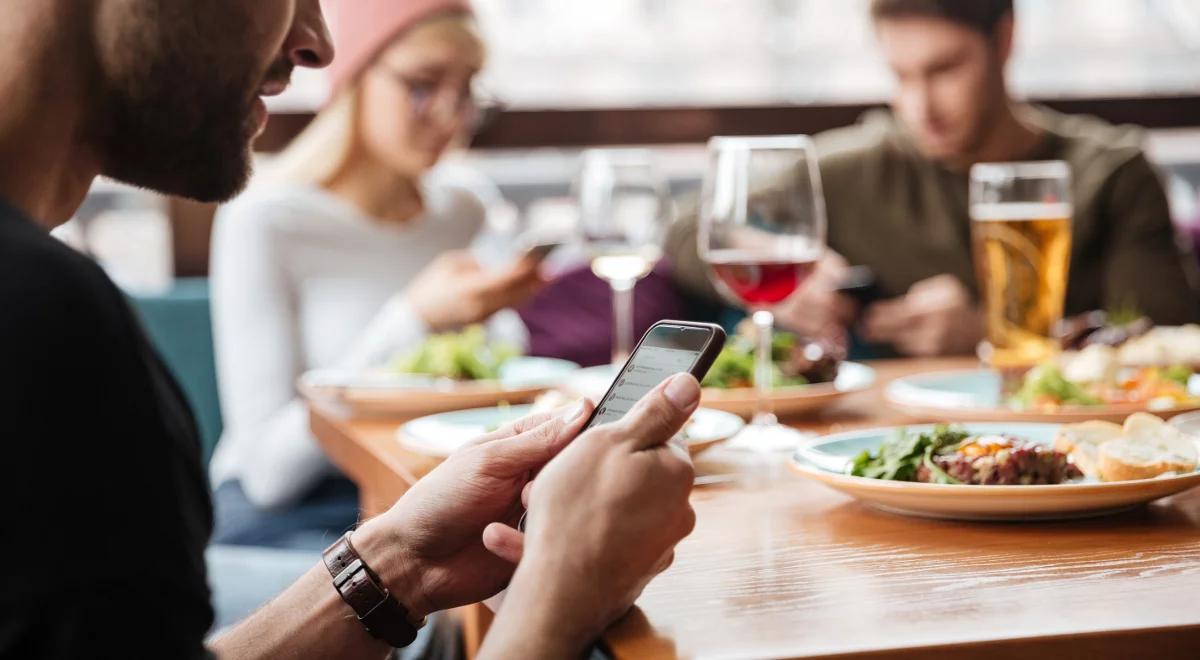 Jedzenie podczas wakacyjnych podróży. Sprawdź, jakie masz prawa w restauracji