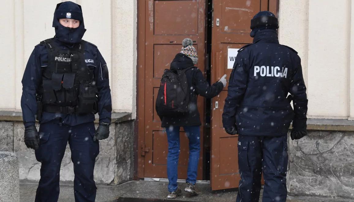 Ekstraklasa: Policja opublikowała nagranie z przeszukania w siedzibie Wisły 