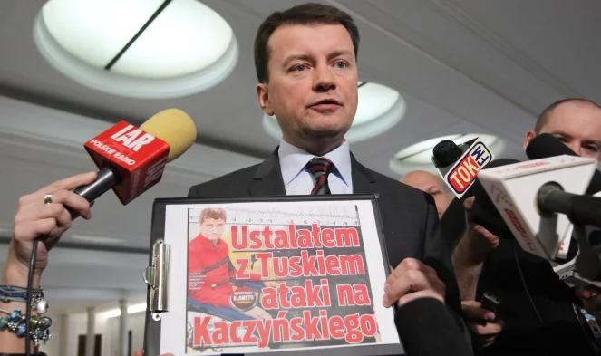 "Pili do późna". Rodziny smoleńskie pozwą Palikota?