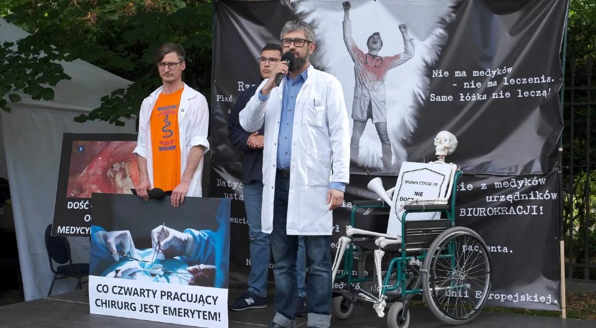 Dlaczego medycy nie protestują pod Kancelarią Senatu? Felieton Miłosza Manasterskiego