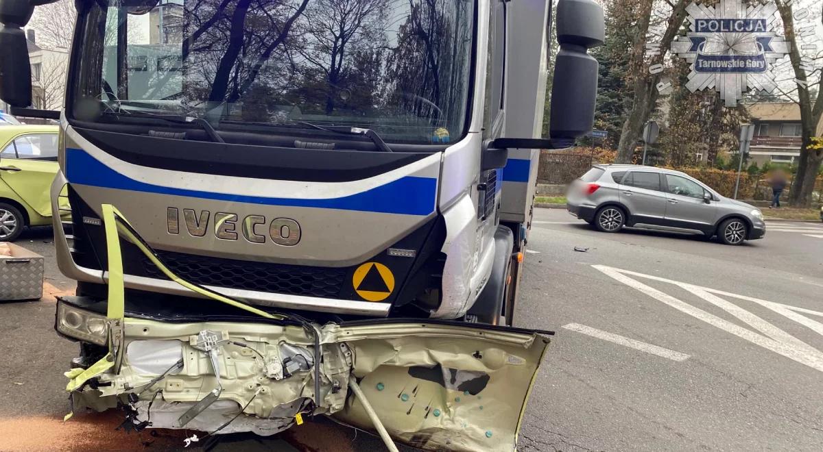 "Więźniarka" zderzyła się z osobówką. Transportowała osadzonych