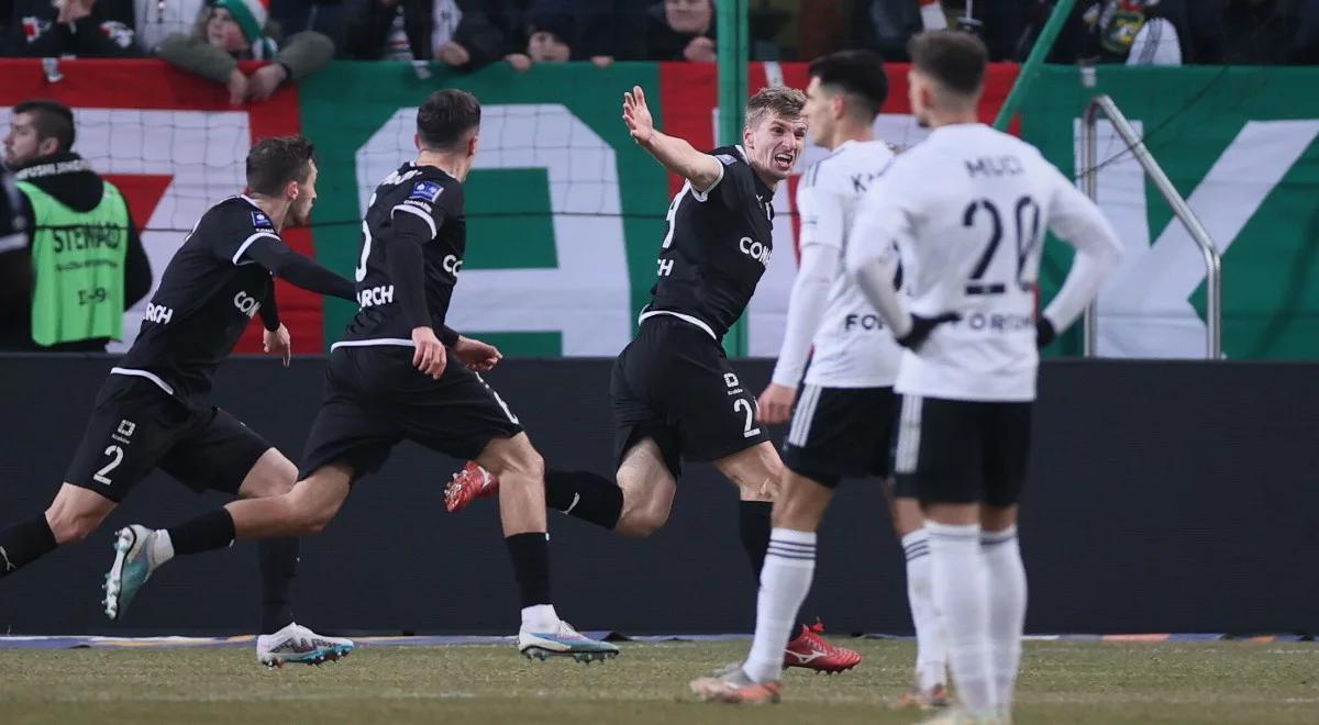 Ekstraklasa: skandaliczne zachowanie kibiców Legii. Butelki poleciały w piłkarzy Cracovii 