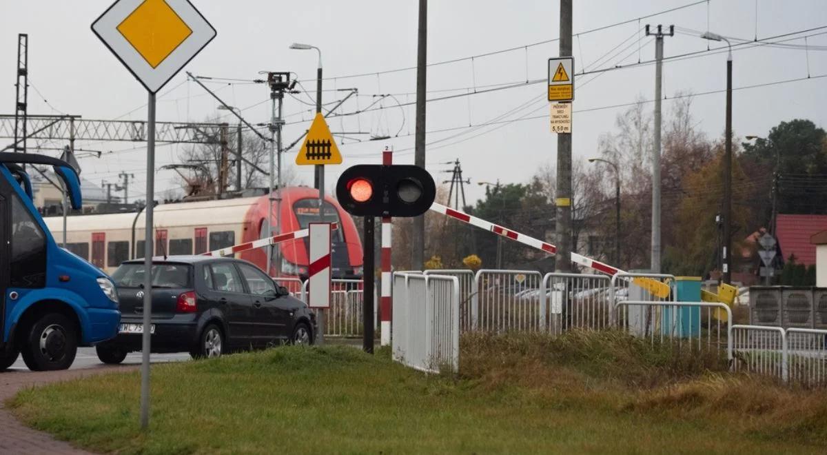 "Auto w zderzeniu z pociągiem nie ma szans". Kolejarze apelują o ostrożność na przejazdach kolejowych