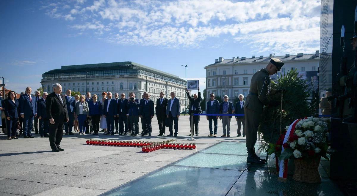 Katastrofa smoleńska. Upamiętniono ofiary, kwiaty złożył prezes PiS