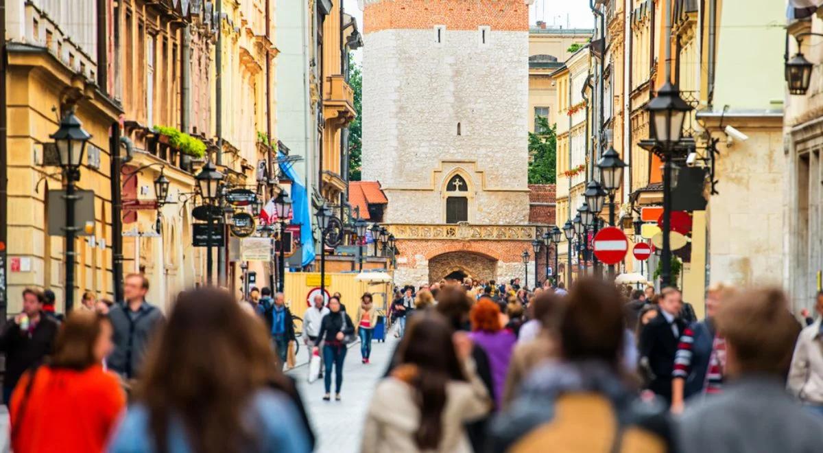 Mniej niż połowa Polaków zauważa korzyści z członkostwa w UE. Znamy wyniki nowego badania