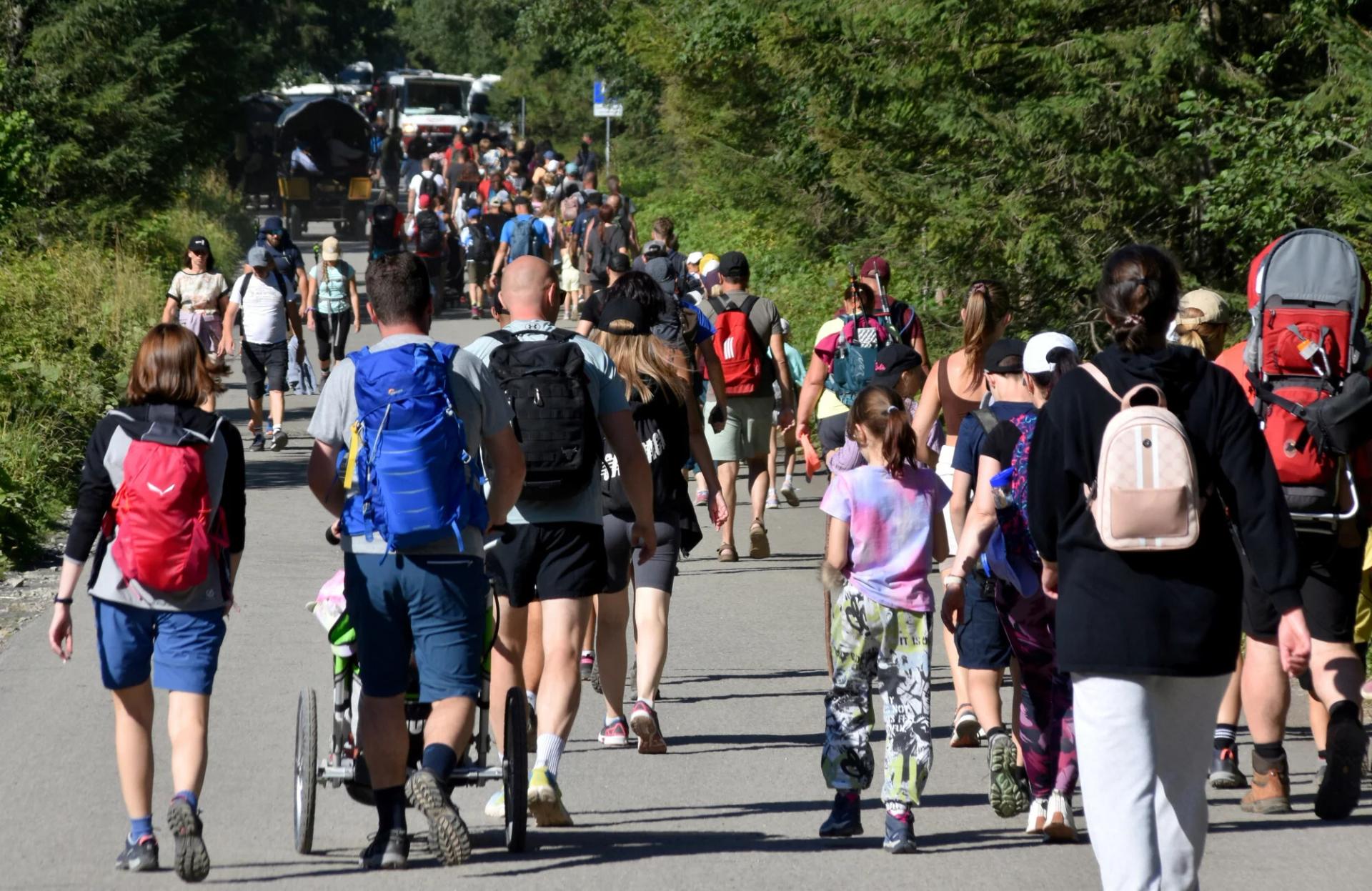 Tłumy turystów na szczytach i szlakach. Tatry przeżywają oblężenie