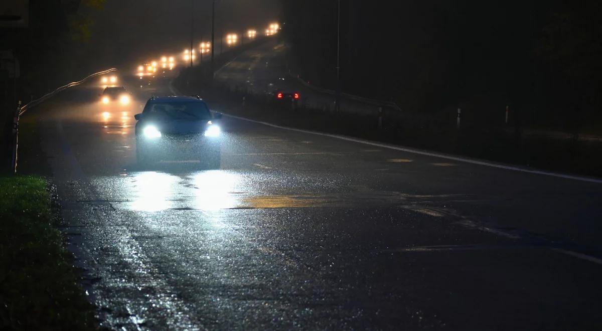 Od mżawki, przez deszcz ze śniegiem, po śnieg. GDDKiA apeluje o ostrożną jazdę