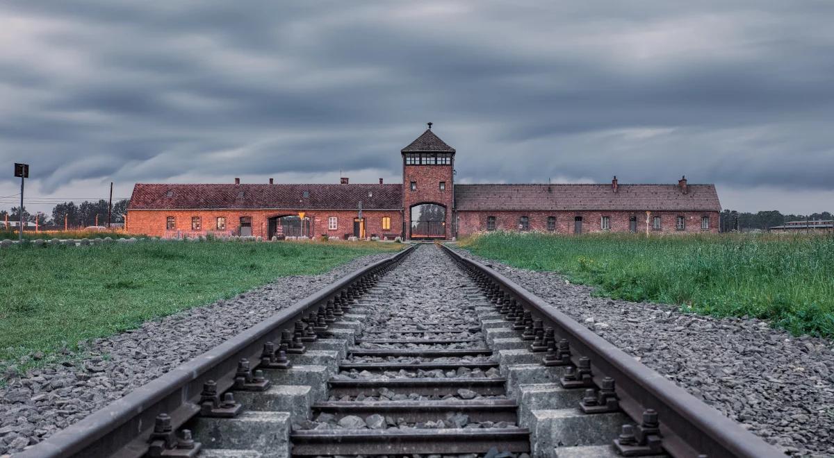 Dyskusja panelowa "Wpływ wojny i Holokaustu na kształtowanie się tożsamości dziecka"
