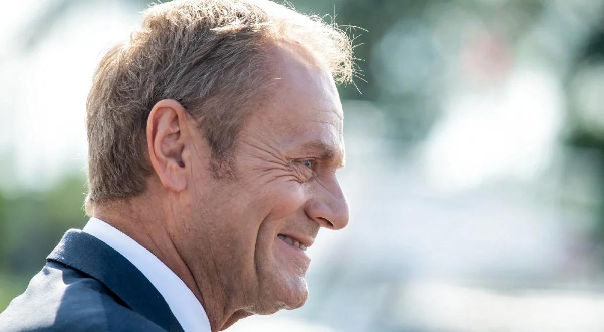 Donald Tusk przeciw krzyżom w urzędach. Jan Rulewski: sprzeczne z tym, co zapowiadał