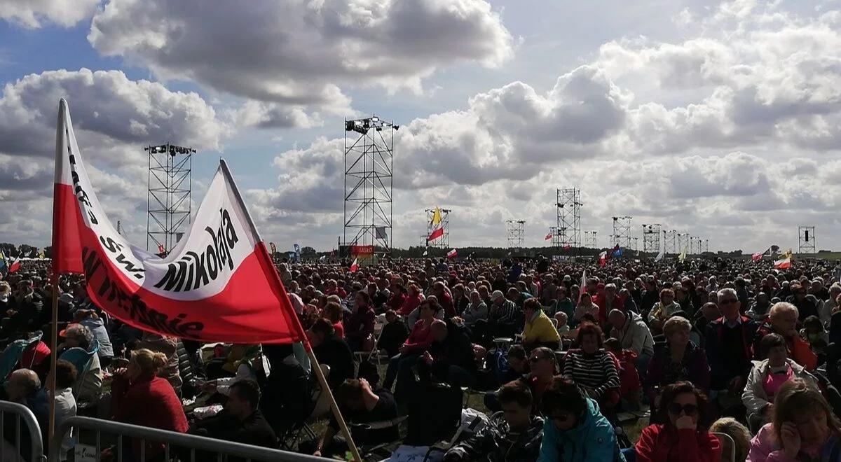 "Polska pod krzyżem". L. Dokowicz: całe narody podejmują decyzję o apostazji