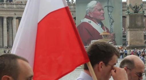 Beatyfikacja Jana Pawła II: tysiące wiernych w Watykanie