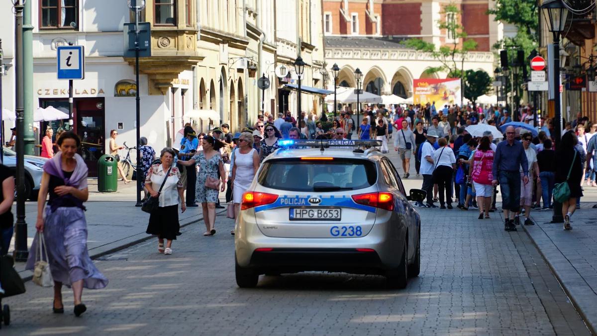 Wypadek w centrum Krakowa. Bmw uderzyło w ogródek piwny
