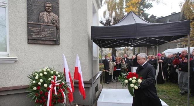 Sopot: tablica pamięci Lecha Kaczyńskiego. "Brat służył ludziom pracy"