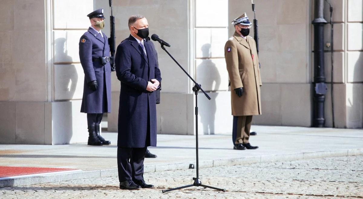 "Dziękujemy za wielką ofiarę". Prezydent złożył hołd zmarłym pracownikom służby zdrowia