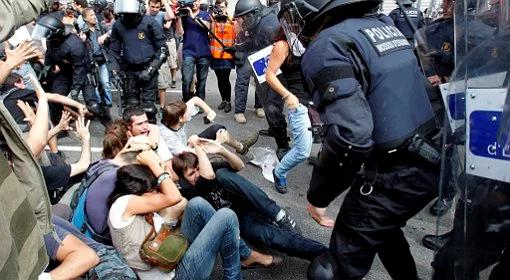 Barcelona: policja strzelała do protestujących. Kilkadziesięciu rannych