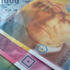 Kredyty we frankach: raty będą rosnąć, bo złoty idzie w dół