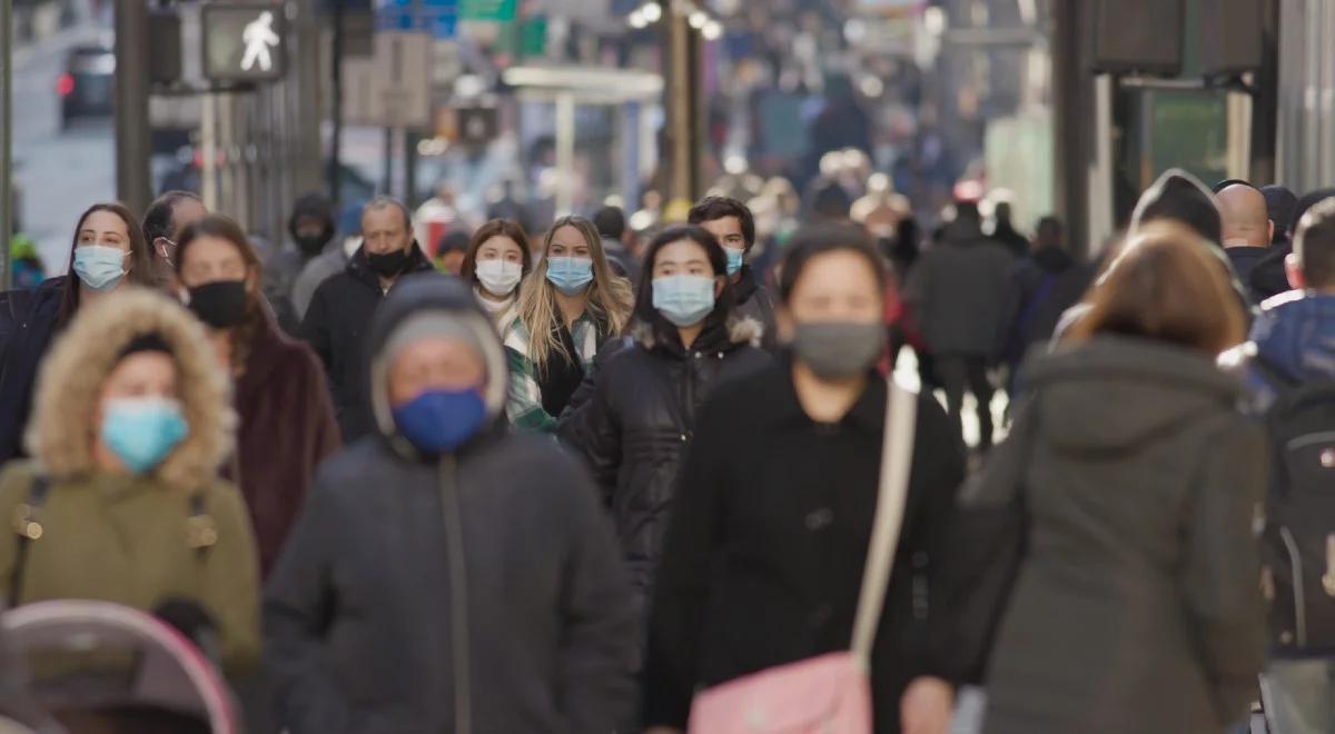 Kolejne przypadki omikrona w Polsce. Prof. Boroń-Kaczmarska: pandemia się rozpędza