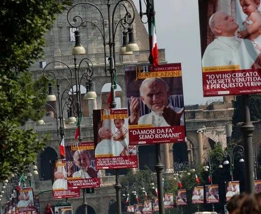 Papież-Rzymianin. Tysiące plakatów z Janem Pawłem II zawisło w Rzymie 