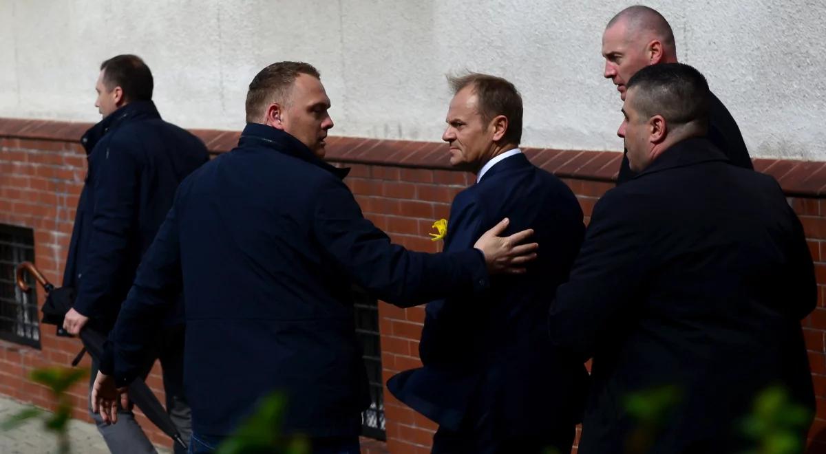 Śledztwo odnośnie SKW: Donald Tusk stawił się na przesłuchaniu. Zwolennicy i przeciwnicy byłego premiera na dworcu i przed prokuraturą
