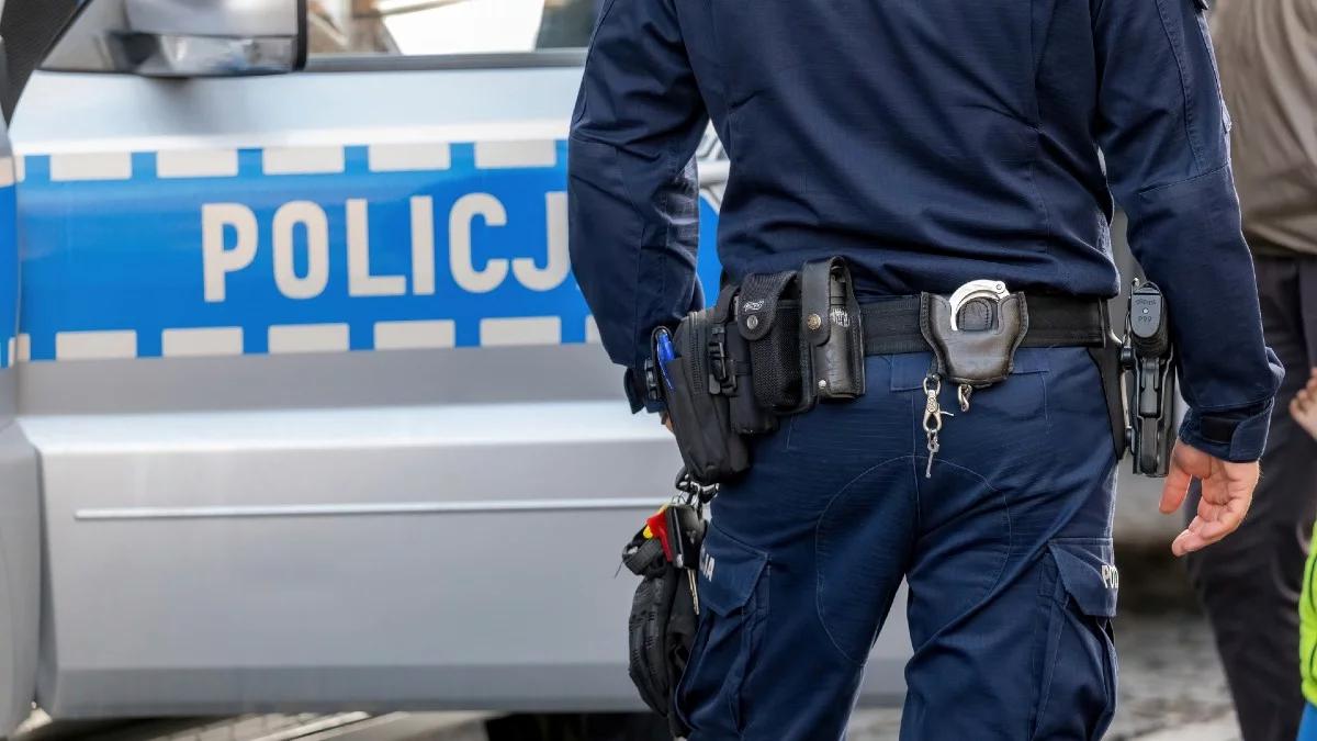 Atak bandytów i kradzież 1,7 mln złotych. Ofiara brutalnie pobita po wyjściu z kantoru