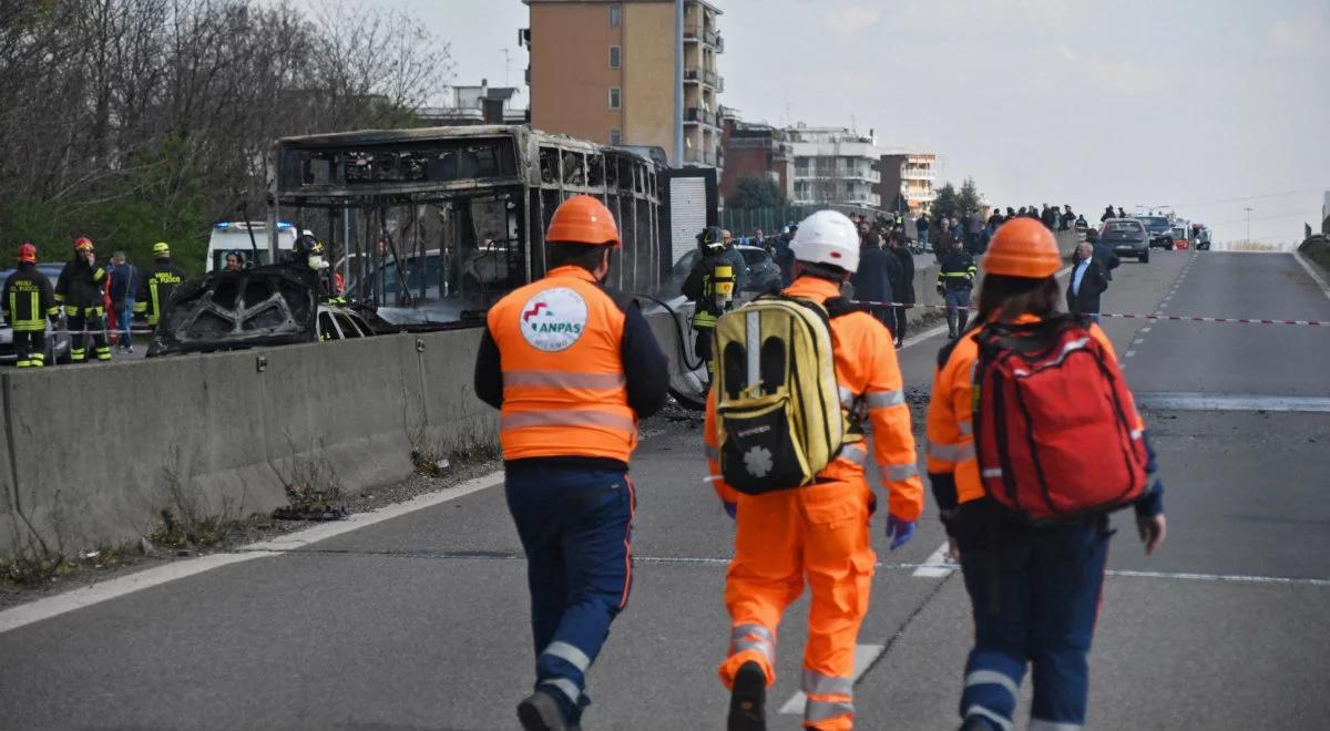 Włochy: zarzut porwania i terroryzmu dla kierowcy, który podpalił autokar