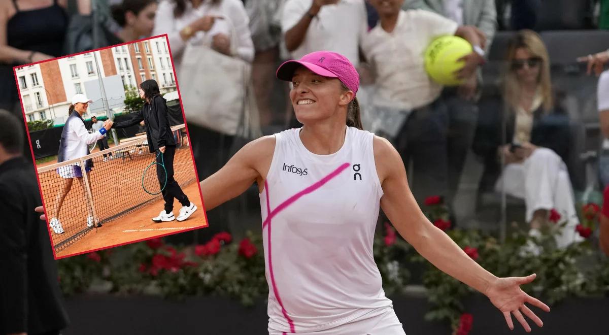 Roland Garros 2024. Iga Świątek w Paryżu trenuje z ... Moniką z "Przyjaciół"