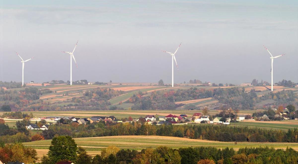 Kiedy pierwsze czytanie projektu o elektrowniach wiatrowych? Rzecznik PiS wyjaśnia