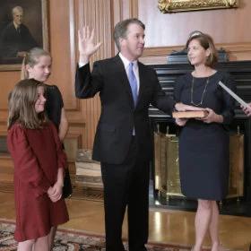 Brett Kavanaugh zaprzysiężony na stanowisko sędziego SN. Donald Trump gratuluje 