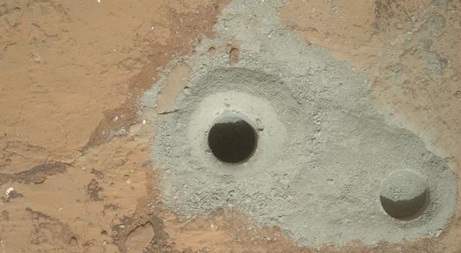 Curiosity pobrał próbki i sam je bada