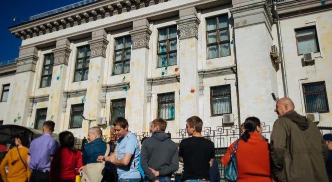 Protest przed ambasadą Rosji w Kijowie. Zatrzymano kilka osób
